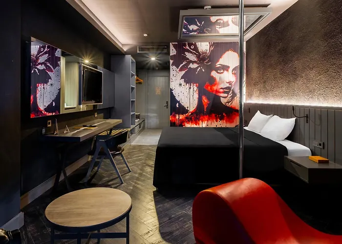 Hotel The X